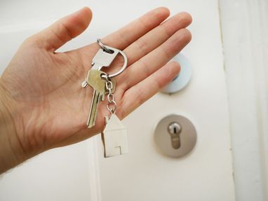 Что выгоднее: сдавать в аренду или продавать жилье?