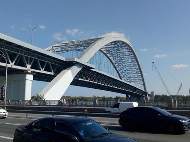 Викрито мільйонні збитки на будівництві нещодавно відкритого Подільського мосту в Києві