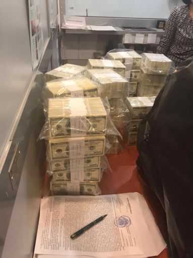 На хабарі в 5 млн дол. затримано тимчасового адміністратора банку (фото)