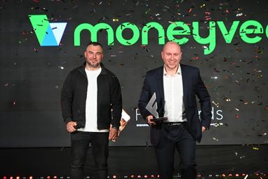 CEO компанії Moneyveo Сергій Сінченко із нагородою та Head of CreditBiz, CreditBiz Salesdoubler Олександр Бойко на сцені FinAwards-2026