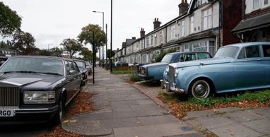 В бедном районе Британии обнаружили улицу, заставленную роскошными Rolls-Royce и Bentley (фото)