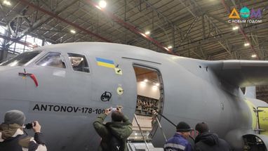 «Антонов» презентовал первый серийный самолет Ан-178 (фото)