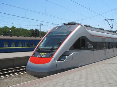 Киев и Варшаву хотят объединить скоростной железной дорогой: сколько это будет стоить