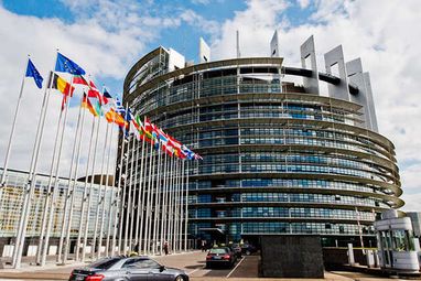Европарламент принял резолюцию с призывом немедленно ввести санкции против «Лукойла» и «Росатома»