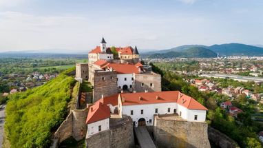 <i>Замок Паланок в Мукачево, источник фото: pmg.ua</i>