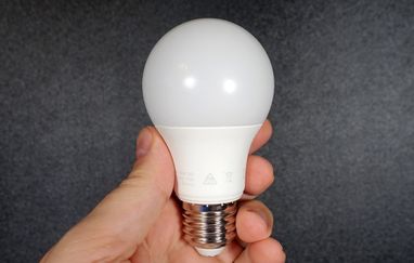 Школам и больницам разрешили менять старые лампы на LED в "Дія"