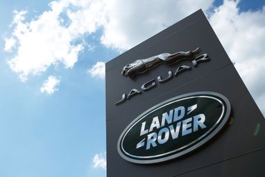 Jaguar Land Rover смещает фокус внимания с электромобилей на гибриды