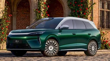 Новый BYD Tang: 850 км, зарядка за 5 минут и два огромных дисплея