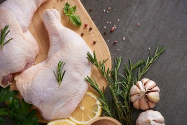 Евросоюз может ввести пошлины на мед, кукурузу и курятину из Украины