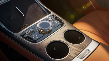 Частину перемикачів оздобили кришталем