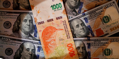 Центральный банк Аргентини сегодня ввел в обращение новую банкноту номиналом 10 000 песо