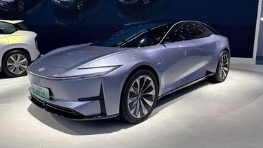 Toyota показала недорогих конкурентів Tesla Model 3 і Model Y: перші подробиці та фото