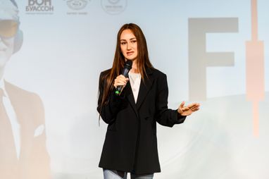 Засновниця школи фінансів «BY finance» Юлія Баткалова на сцені Fin Blogger Award 