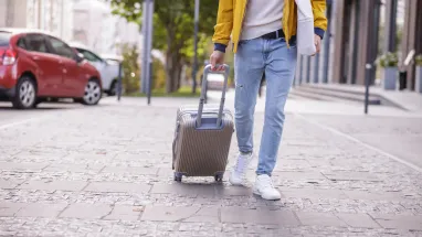 В Україні хочуть заборонити підліткам самостійно виїжджати за кордон