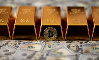 Слитки золота, биткоин и доллары
