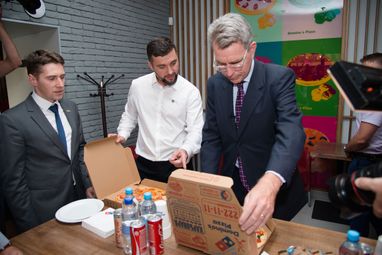 Посол США в Украине провел встречу с генеральным директором Domino's Pizza