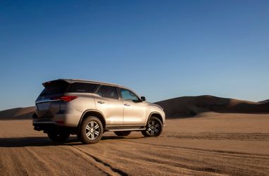Позашляховик Toyota в пустелі