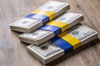 Доллары США с украинской лентой