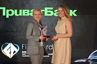 Директорка з&nbsp;маркетингу ПриватБанку Вікторія Губіна (ліворуч) з&nbsp;нагородою і&nbsp;керівниця медіабізнесу Treeum Надія Квітка
