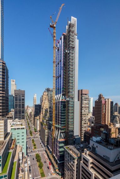 В Нью-Йорке почти достроили небоскреб из стекла (фото)