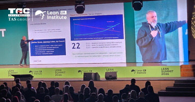 Выступление спикера на сцене конференции Lean Summit 2026 с презентацией на большом экране и аудиторией в зале