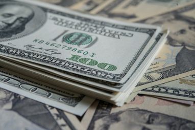 Банки скоротили ввезення готівкової валюти в Україну