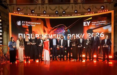 На фото изображена торжественная церемония награждения победителей престижного бизнес-конкурса EY «Предприниматель года 2026» в Украине.