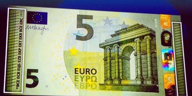 2 травня ЄЦБ запуcтив нову п'ятиєврову купюру (ФОТО)