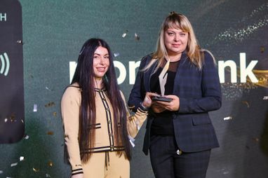 Співзасновниця <a href="https://payforce.ua/uk">PayForce</a> Тетяна Ніколенко (ліворуч) вручила нагороду заступниці Голови Правління monobank Юлії Акуленко