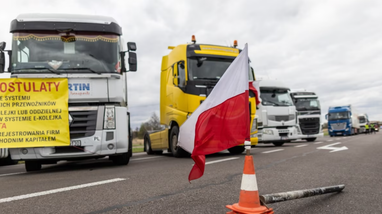 Поляки почали жорсткі обмеження руху транспорту на кордоні з Україною
