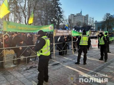 Под Радой проходят акции против принятия закона о рынке земли