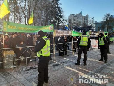 Під Радою проходять акції проти ухвалення закону про ринок землі