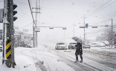 Кабмин предупредил о возможных перебоях со светом вне графиков из-за непогоды