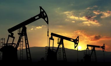 Нефть дорожает из-за роста спроса и конфликта на Ближнем Востоке
