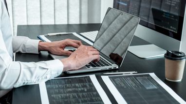 Двое налоговиков продавали информацию из государственных баз данных