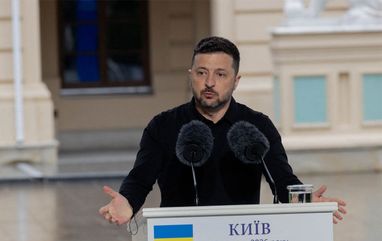 Президент Украины Владимир Зеленский во время совместной пресс-конференции с гесеком НАТО Марком Рютте в Киеве, 3 июня 2026 года (Getty Images)