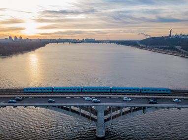 Киевские власти ответили, что планируют делать с аварийными мостами Метро и Патона