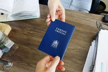 Як отримати електронну копію всіх записів трудової книжки, якщо вона була знищена: пояснення ПФУ