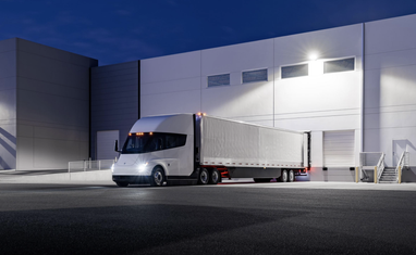 Tesla впервые отзывает электрогрузовики Semi