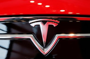 Tesla заробила 9 млрд доларів на автовиробниках, які не продають достатньо електрокарів