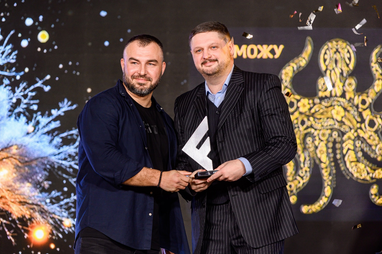 Глава Salesdoubler Александр Бойко (слева) вручает награду представителю банка