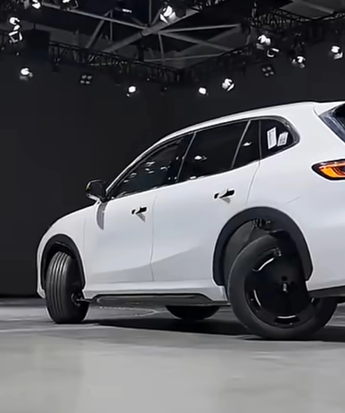 Geely представила технологію, що дозволяє електрокарам рухатися боком (відео)