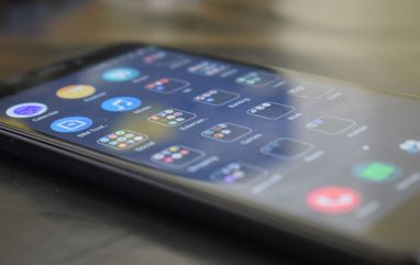 Китайські виробники смартфонів відмовилися встановлювати російський магазин додатків
