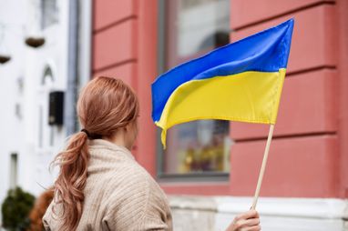 Дівчина з прапором України