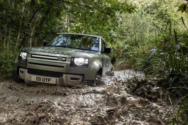 Land Rover представив позашляховик-гібрид із двигуном на 296 “коней” (фото)