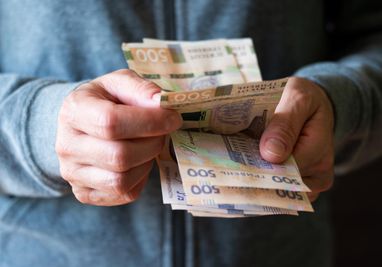 Вместе с мартовскими выплатами украинцы впервые получат кэшбек на горючее