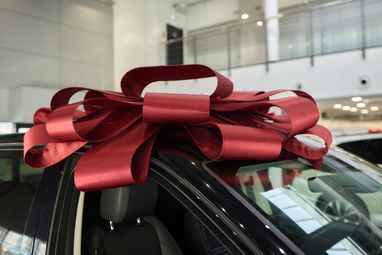 Дорогий подарунок від близького родича можна отримати без сплати податків