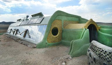 Будинки зі старих шин і пляшок тримають 20 °C без кондиціонера і опалення (фото)