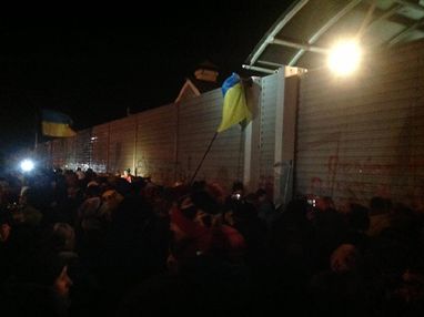 Євромайдан переходить у наступ: колона авто приїхала до "хатинок" Азарова, Рибака і Ющенка (ФОТО)