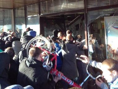 Резонансное убийство спровоцировало волнения на юге Москвы: толпа разгромила торговый центр (ФОТО)